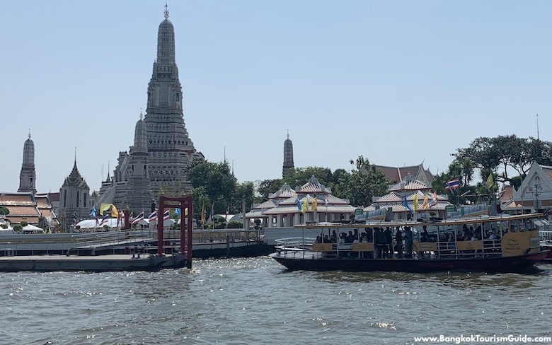 Sightseeing by Bangkok's Wat Arun temple