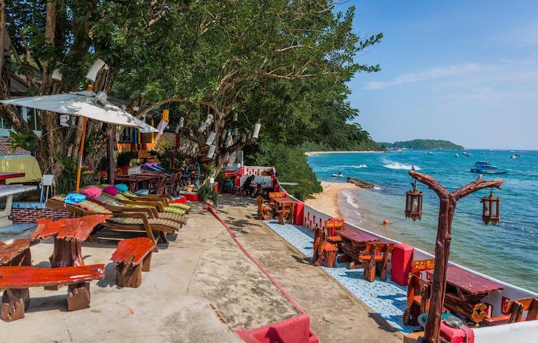 Pikun Resort by the beach in Koh Larn near Bangkok